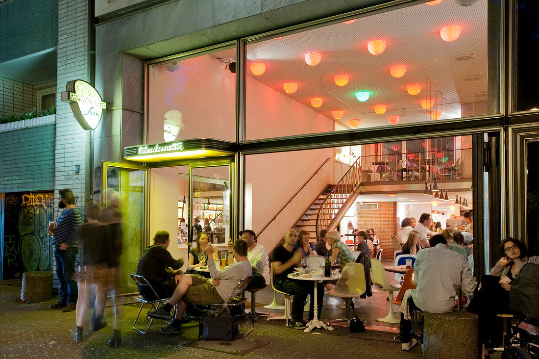 Urban evening venue mit Menschen